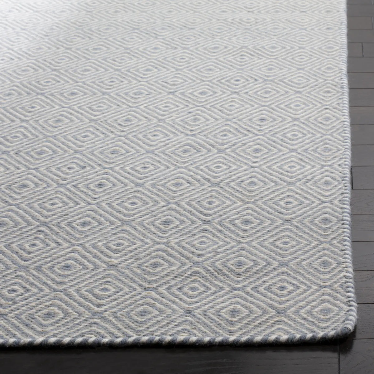 Safavieh Oasis 6'-0" x 9'-0" Rug in Silver / Ivory