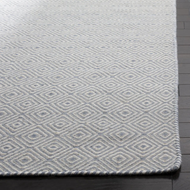 Safavieh Oasis 6'-0" x 9'-0" Rug in Silver / Ivory