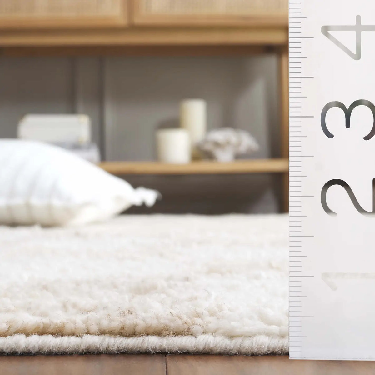 Safavieh Vermont 4'-0" x 6'-0" Rug in Beige / Ivory