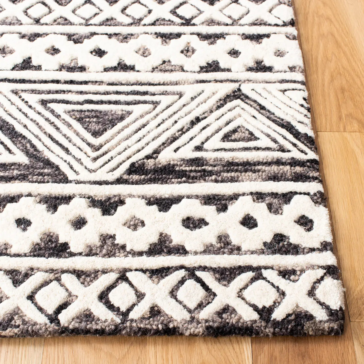 Safavieh Abstract 4'-0" x 6'-0" Rug in Ivory / Grey