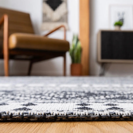 Safavieh Augustine 4'-0" x 6'-0" Rug in Black / Cream