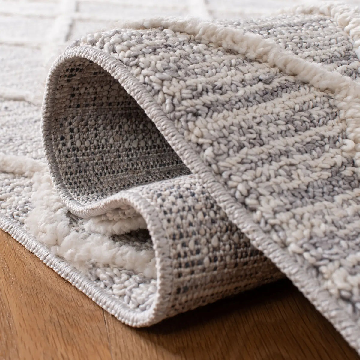 Safavieh Martha Stewart Berber Shag 5'-3" x 7'-6" Rug in Ivory / Grey