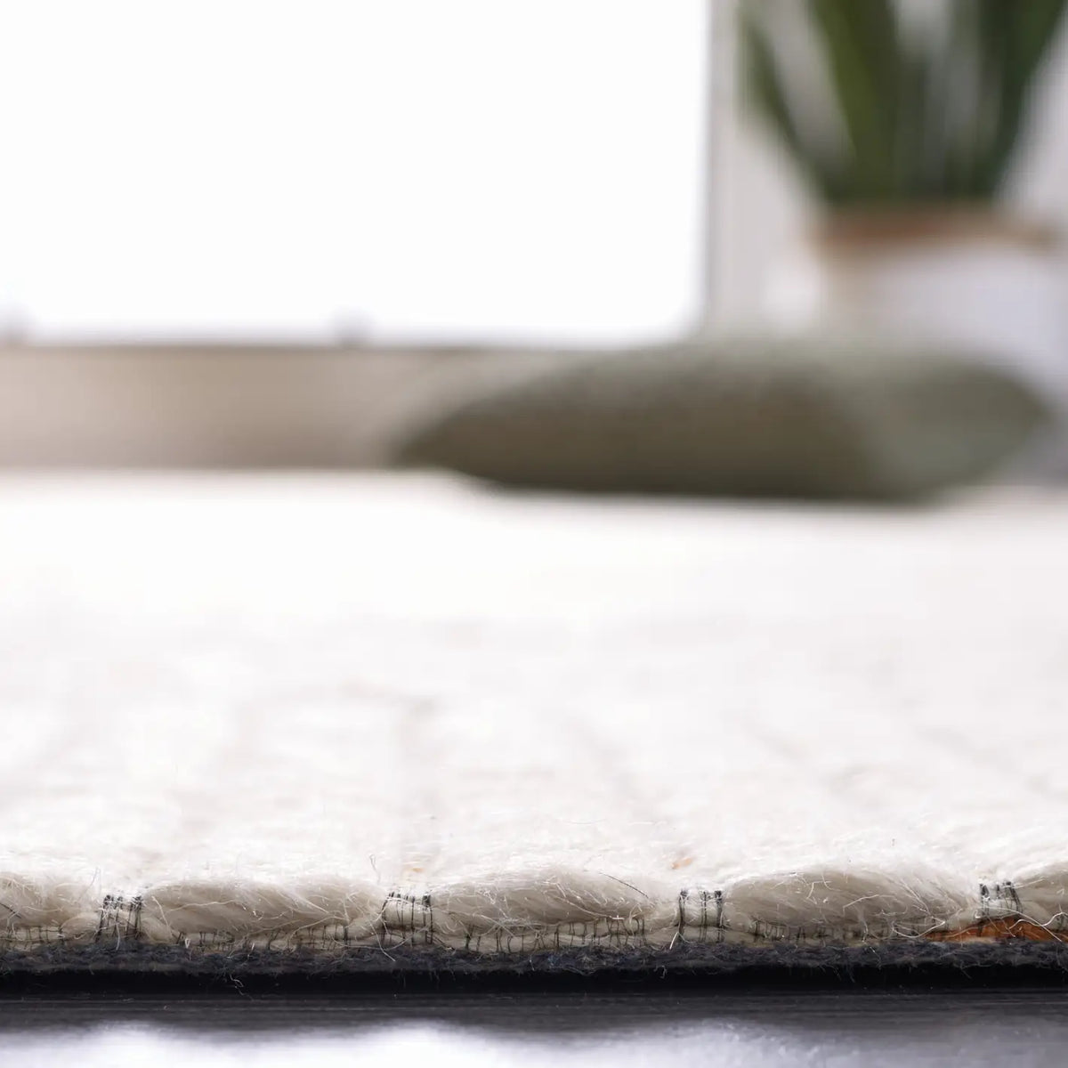 Safavieh Marbella 4'-0" x 6'-0" Rug in Ivory / Brown