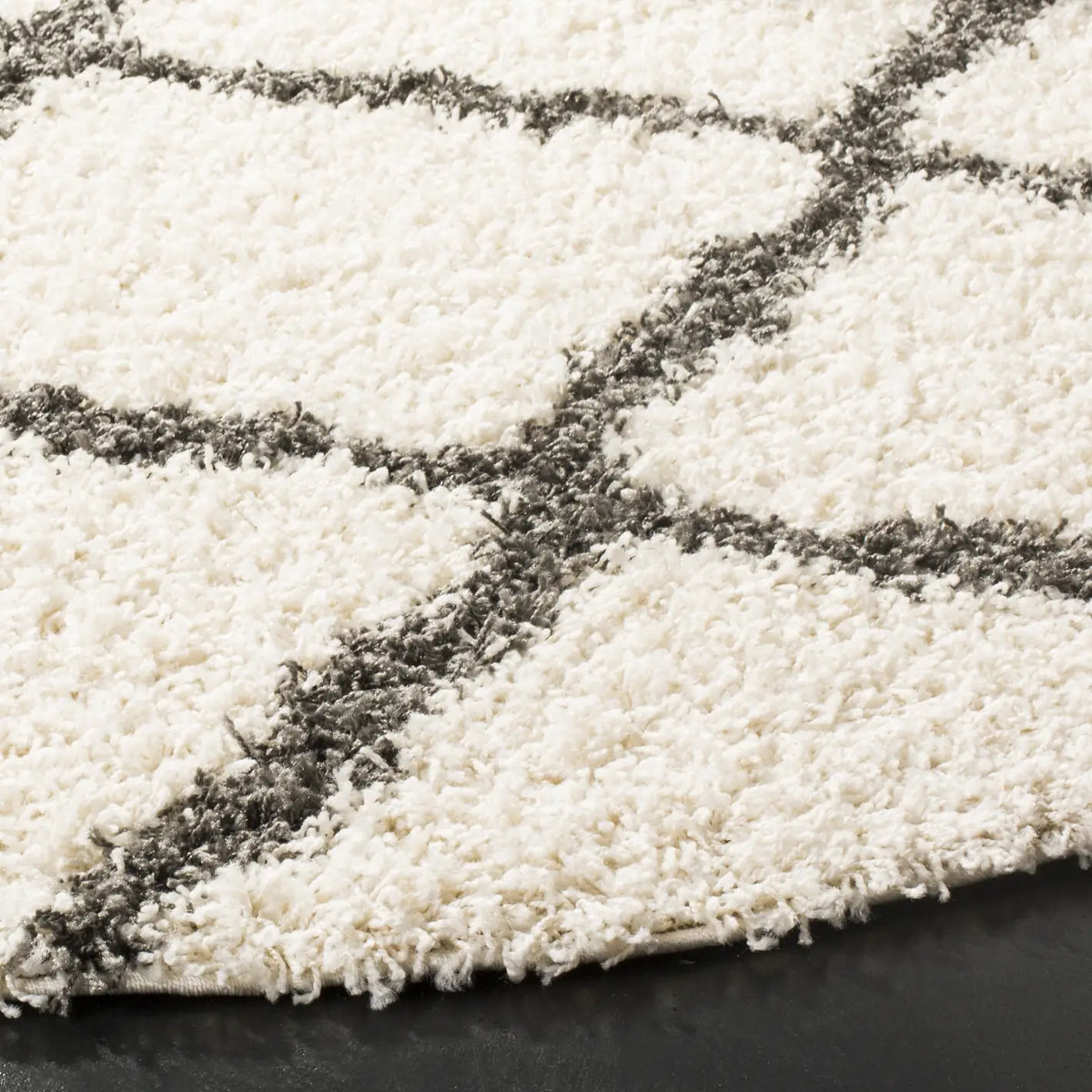 Safavieh Sgd-Dallas Shag 6'-0" x 6'-0" Rug in Ivory / Dark Grey