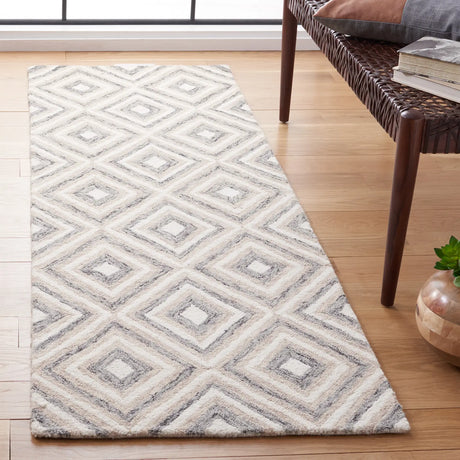 Safavieh Micro-Loop 2'-3" x 7'-0" Rug in Grey / Ivory