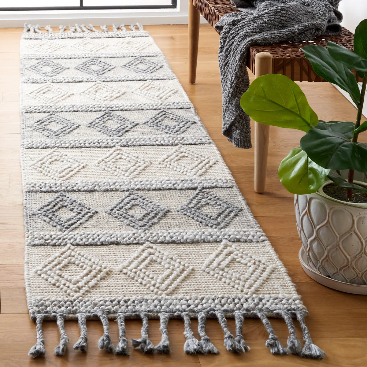 Safavieh Natura 2'-3" x 9'-0" Rug in Ivory / Grey