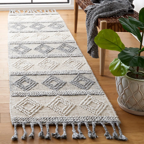 Safavieh Natura 2'-3" x 9'-0" Rug in Ivory / Grey