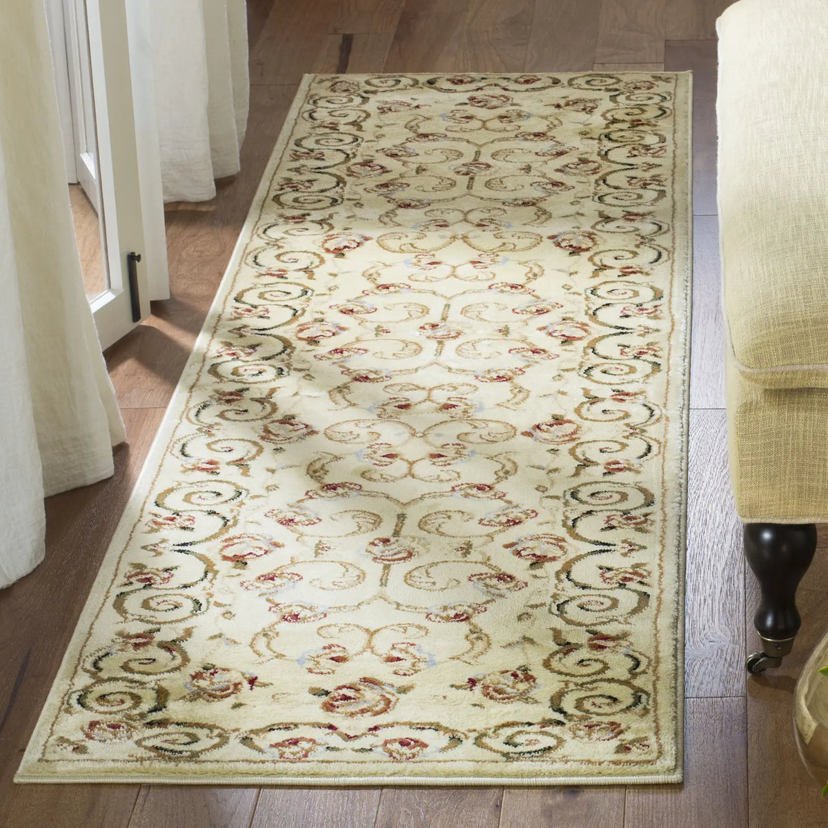 Safavieh Lyndhurst 2'-3" x 8'-0" Rug in Ivory