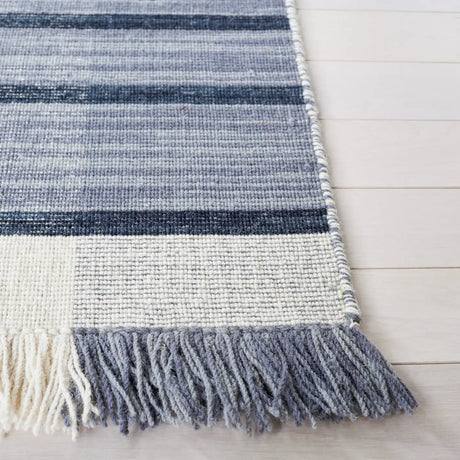 Safavieh Striped Kilim 4'-0" x 6'-0" Rug in Light Grey / Black