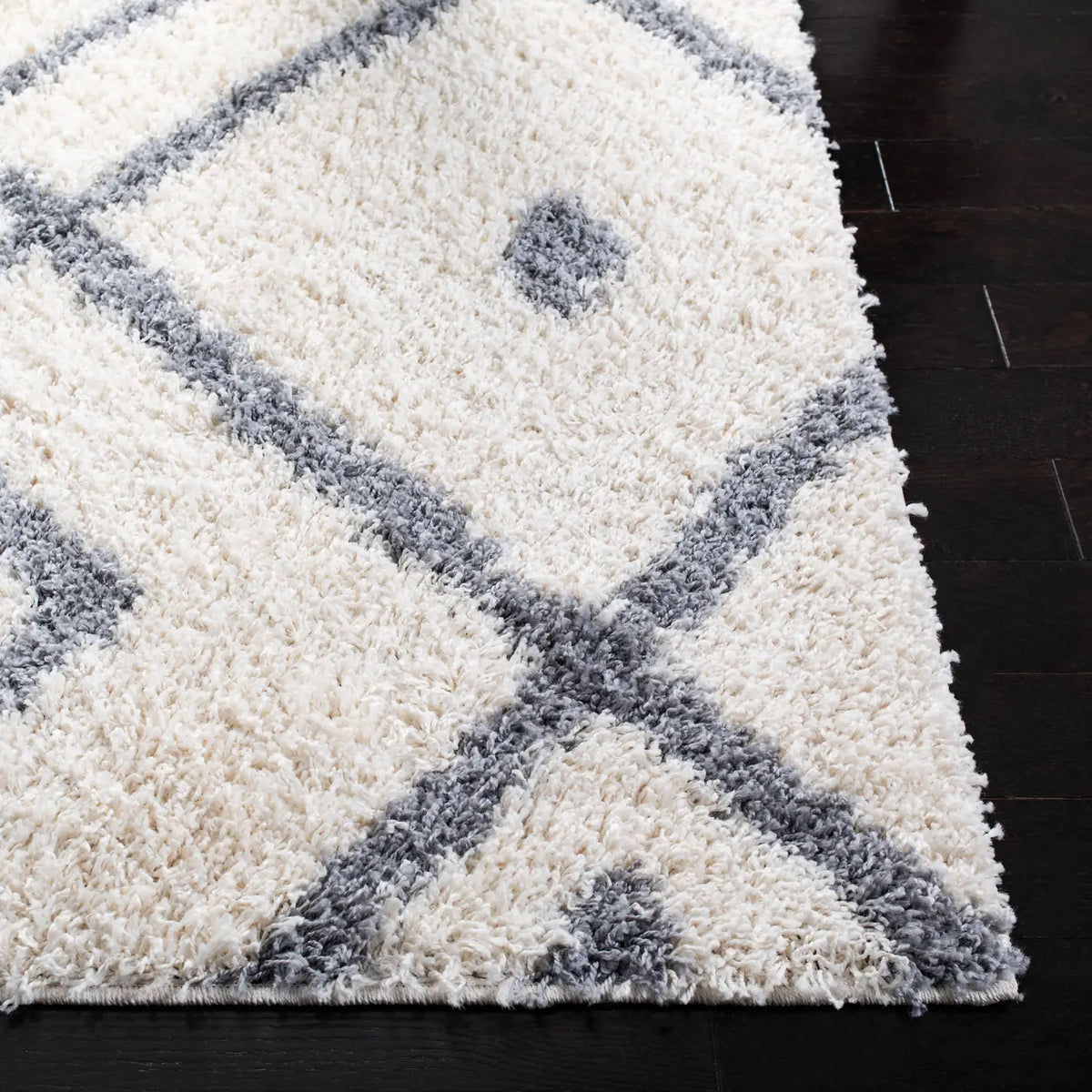 Safavieh Venus Shag 600 4'-0" x 6'-0" Rug in Ivory / Grey