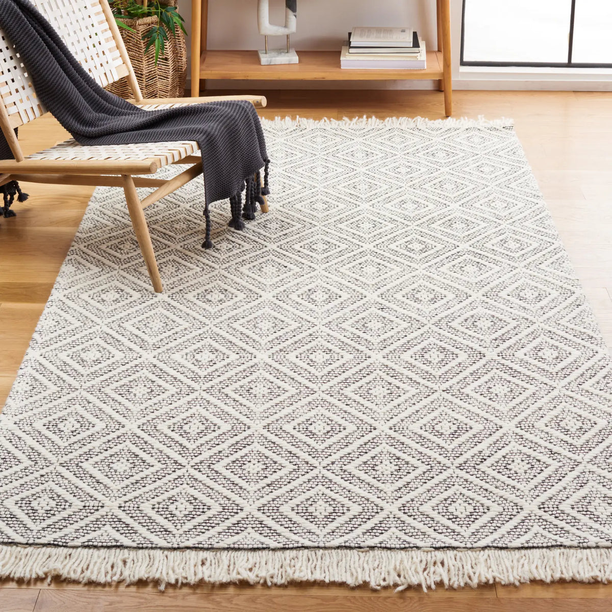 Safavieh Marbella 4'-0" x 6'-0" Rug in Ivory / Black