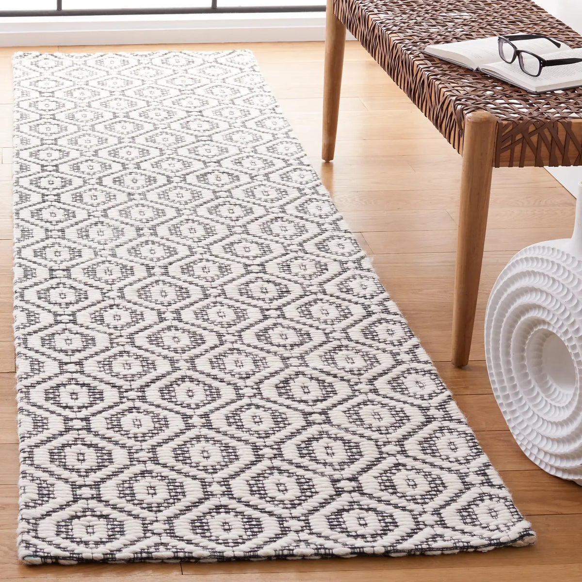 Safavieh Marbella 2'-3" x 9'-0" Rug in Black / Ivory
