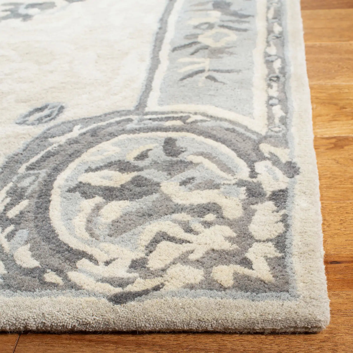 Safavieh Empire 5'-0" x 8'-0" Rug in Beige / Light Grey