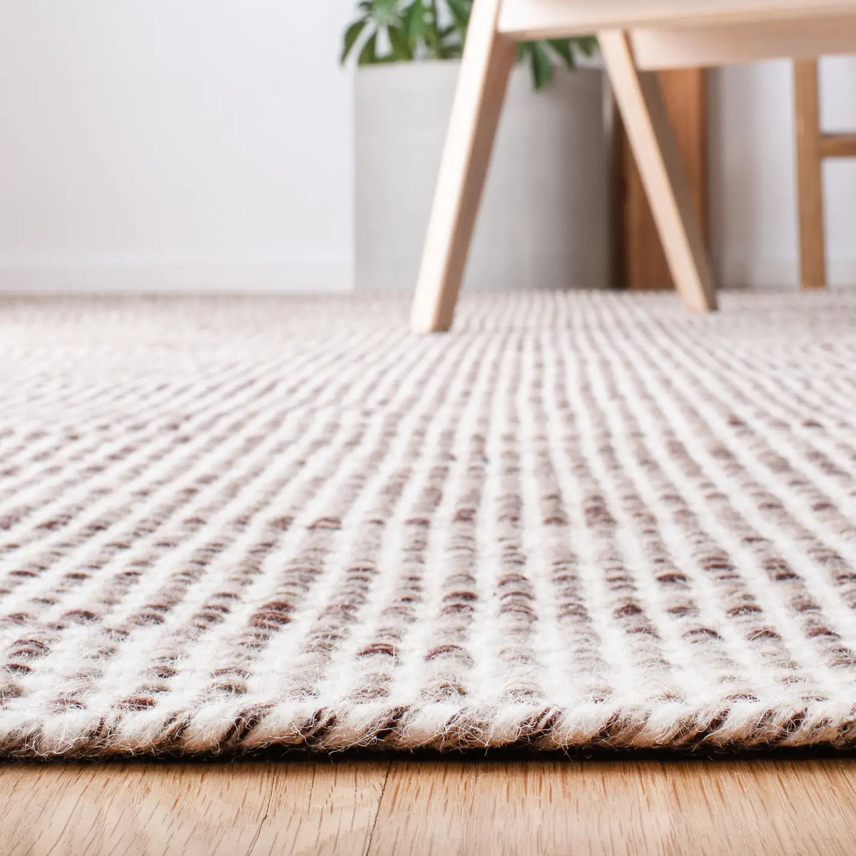 Safavieh Vermont 4'-0" x 6'-0" Rug in Brown / Ivory