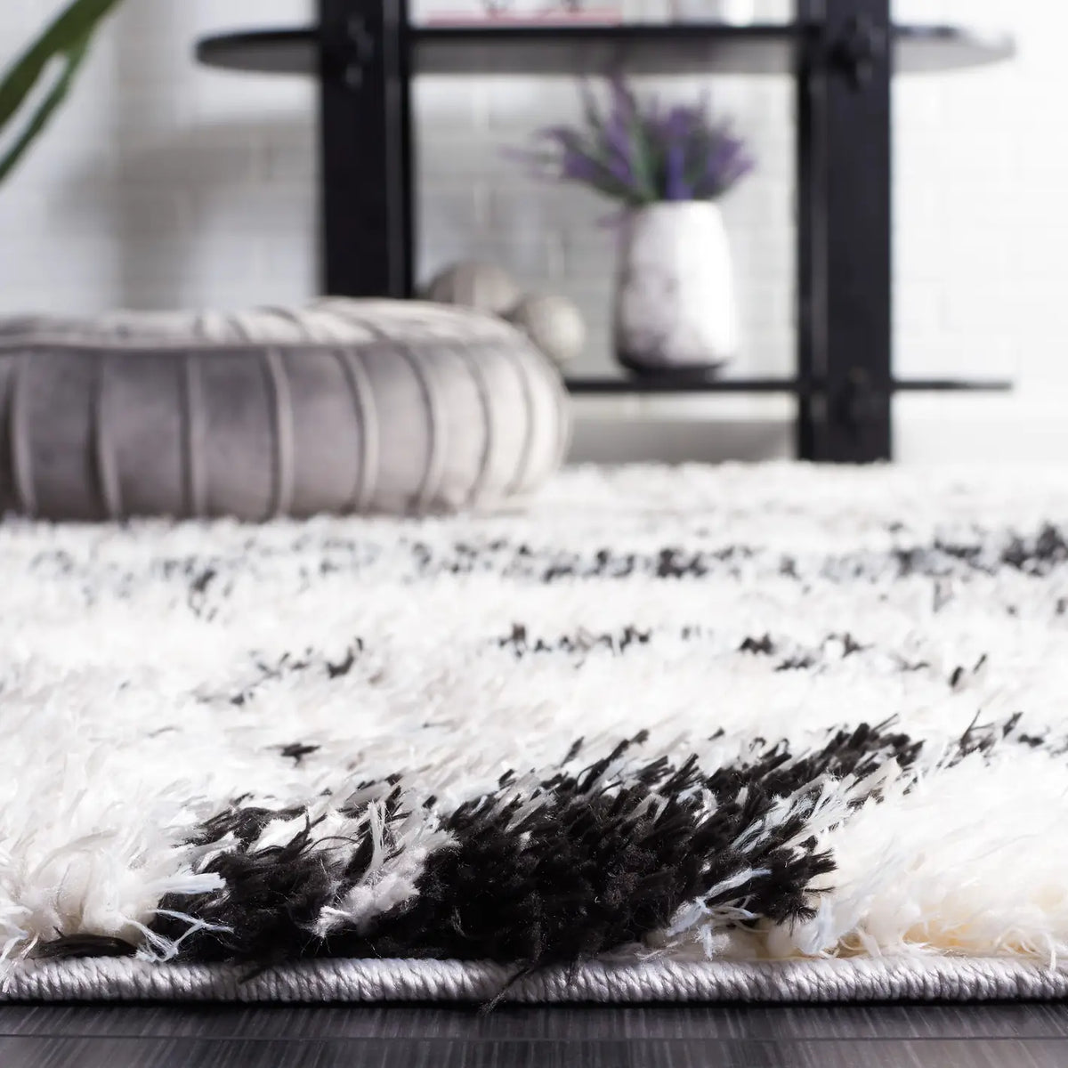 Safavieh Lindsay Shag 4'-0" x 6'-0" Rug in Grey / Black Ivory