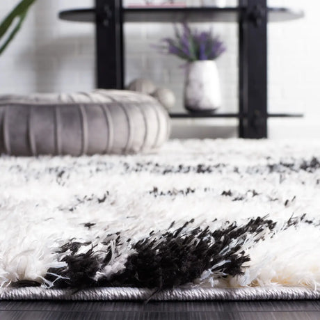 Safavieh Lindsay Shag 4'-0" x 6'-0" Rug in Grey / Black Ivory