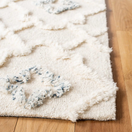 Safavieh Casablanca 4'-0" x 6'-0" Rug in Ivory