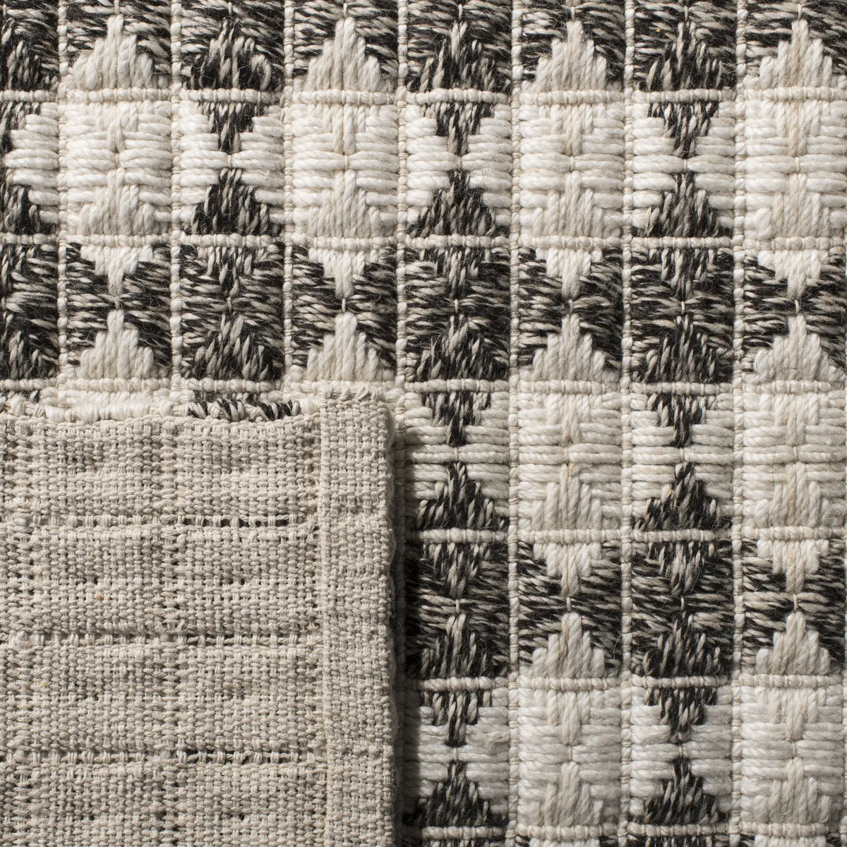 Safavieh Natura 5'-0" x 8'-0" Rug in Black / Ivory