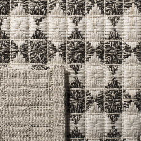 Safavieh Natura 5'-0" x 8'-0" Rug in Black / Ivory