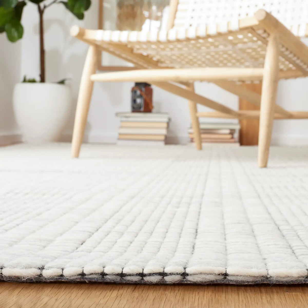 Safavieh Marbella 4'-0" x 6'-0" Rug in Light Grey / Beige