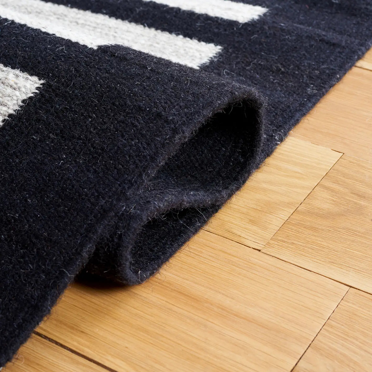 Safavieh Striped Kilim 4'-0" x 6'-0" Rug in Beige / Black