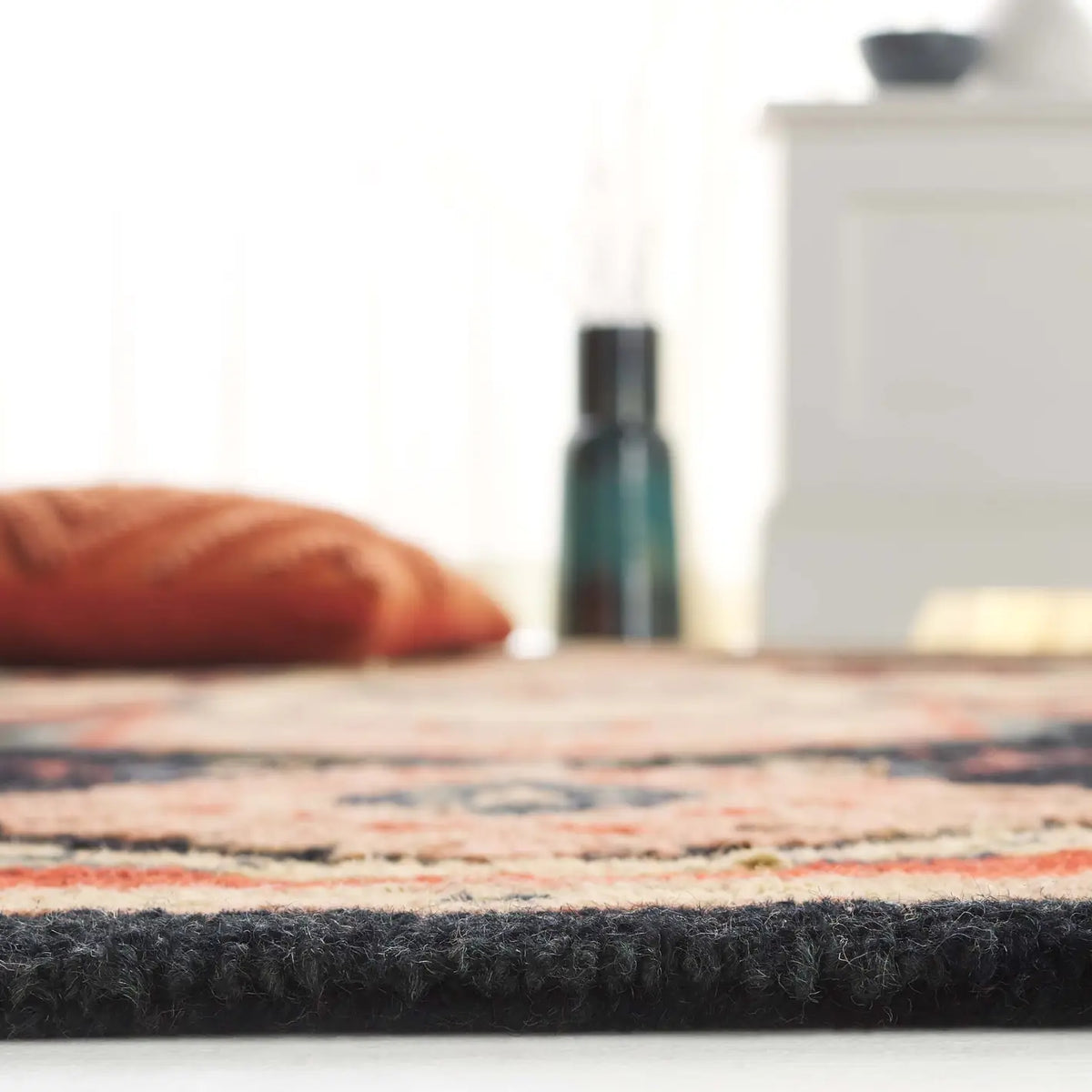 Safavieh Heritage 4'-0" x 6'-0" Rug in Navy / Red