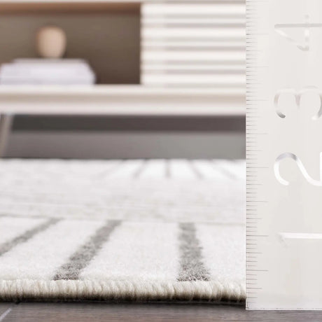 Safavieh Pyramid 4'-5" x 6'-5" Rug in Ivory / Grey