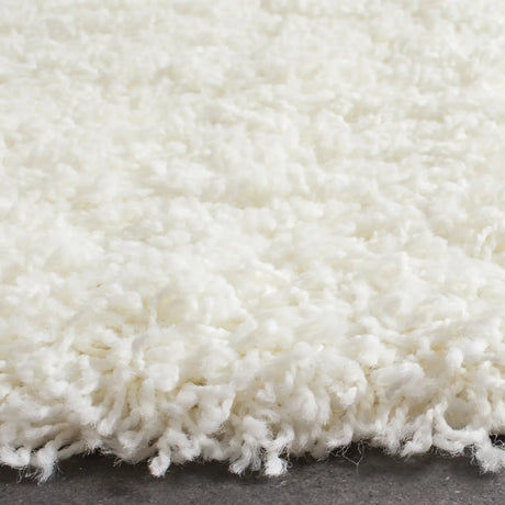 Safavieh Sgl-Laguna Shag 2'-3" x 6'-0" Rug in Ivory