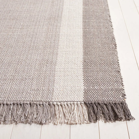 Safavieh Montauk 4'-0" x 6'-0" Rug in Ivory / Grey