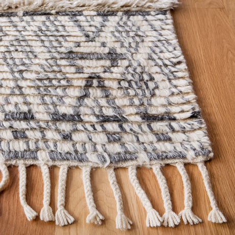 Safavieh Manhattan 4'-0" x 6'-0" Rug in Ivory / Grey
