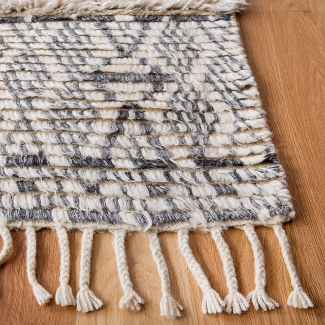 Safavieh Manhattan 4'-0" x 6'-0" Rug in Ivory / Grey