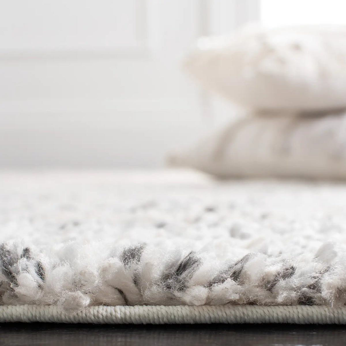 Safavieh Berber Shag 4'-5" x 6'-5" Rug in Grey / Ivory
