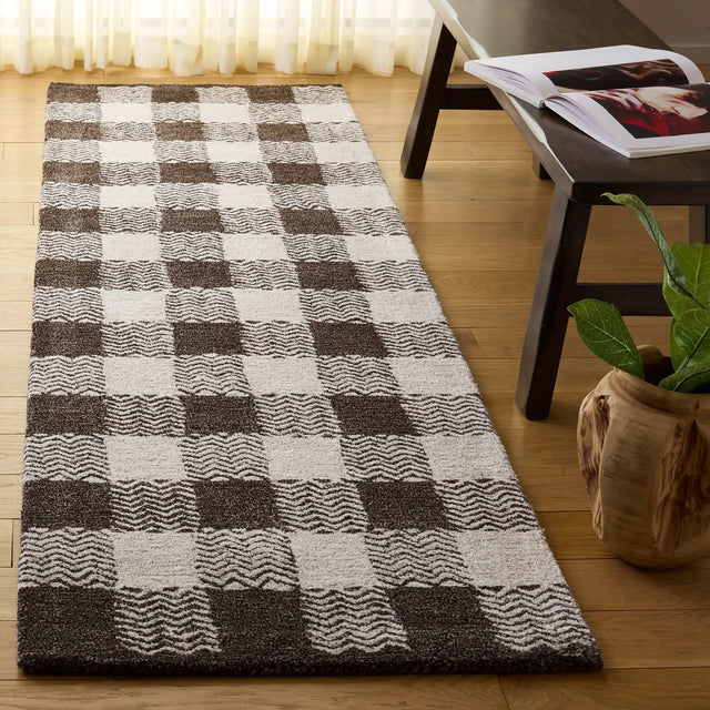 Safavieh Genre 2'-3" x 8'-0" Rug in Brown / Ivory