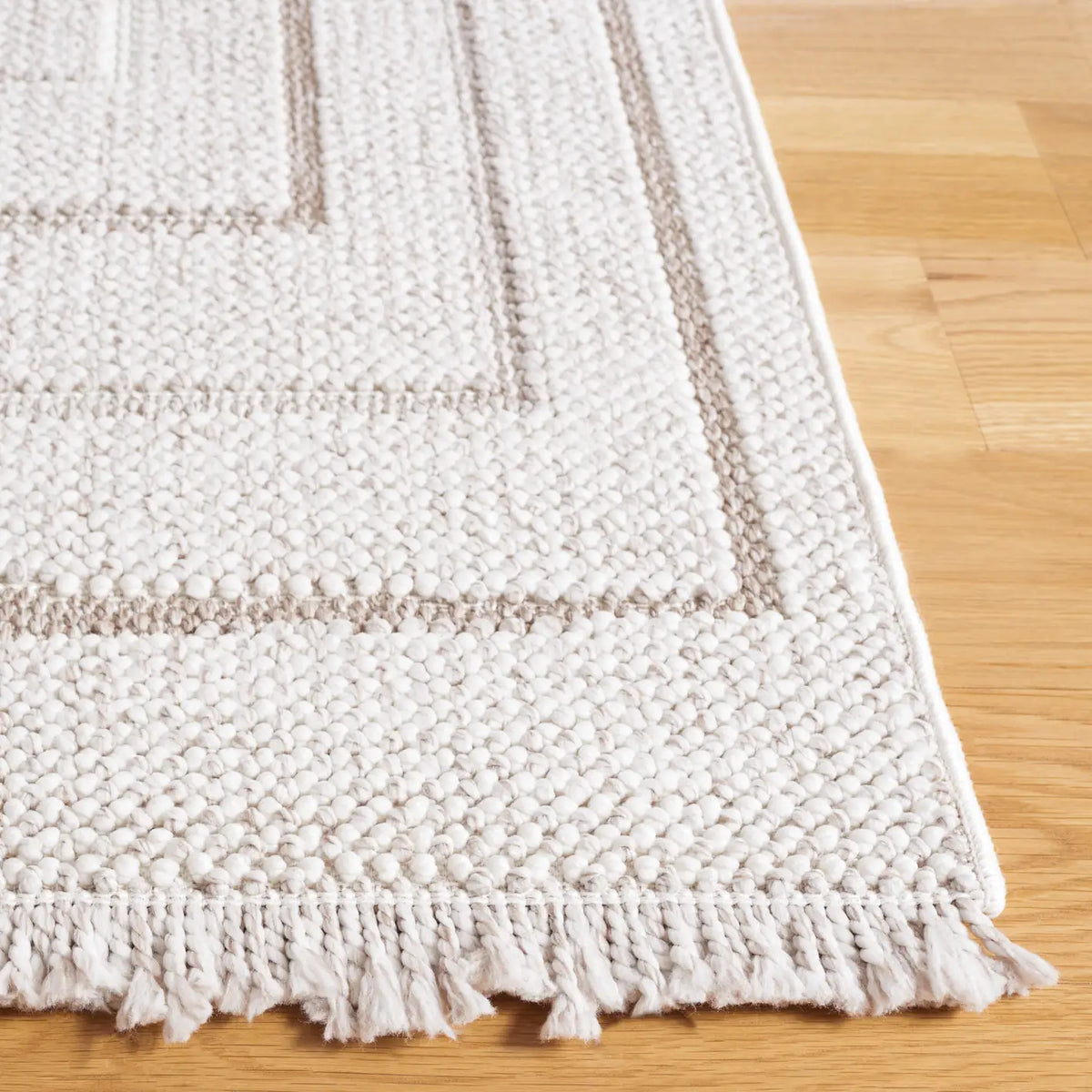 Safavieh Lotus 4'-0" x 6'-0" Rug in Ivory / Beige