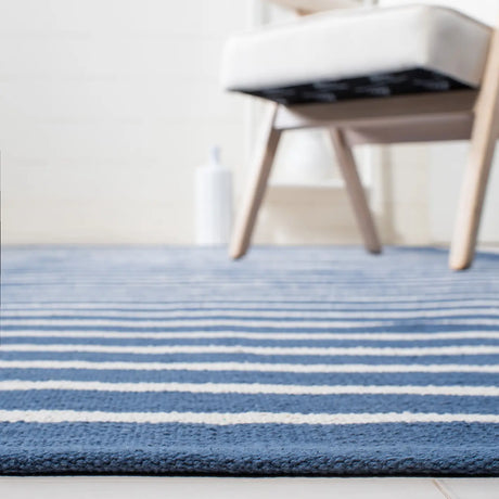 Safavieh Montauk 4'-0" x 6'-0" Rug in Navy / Ivory