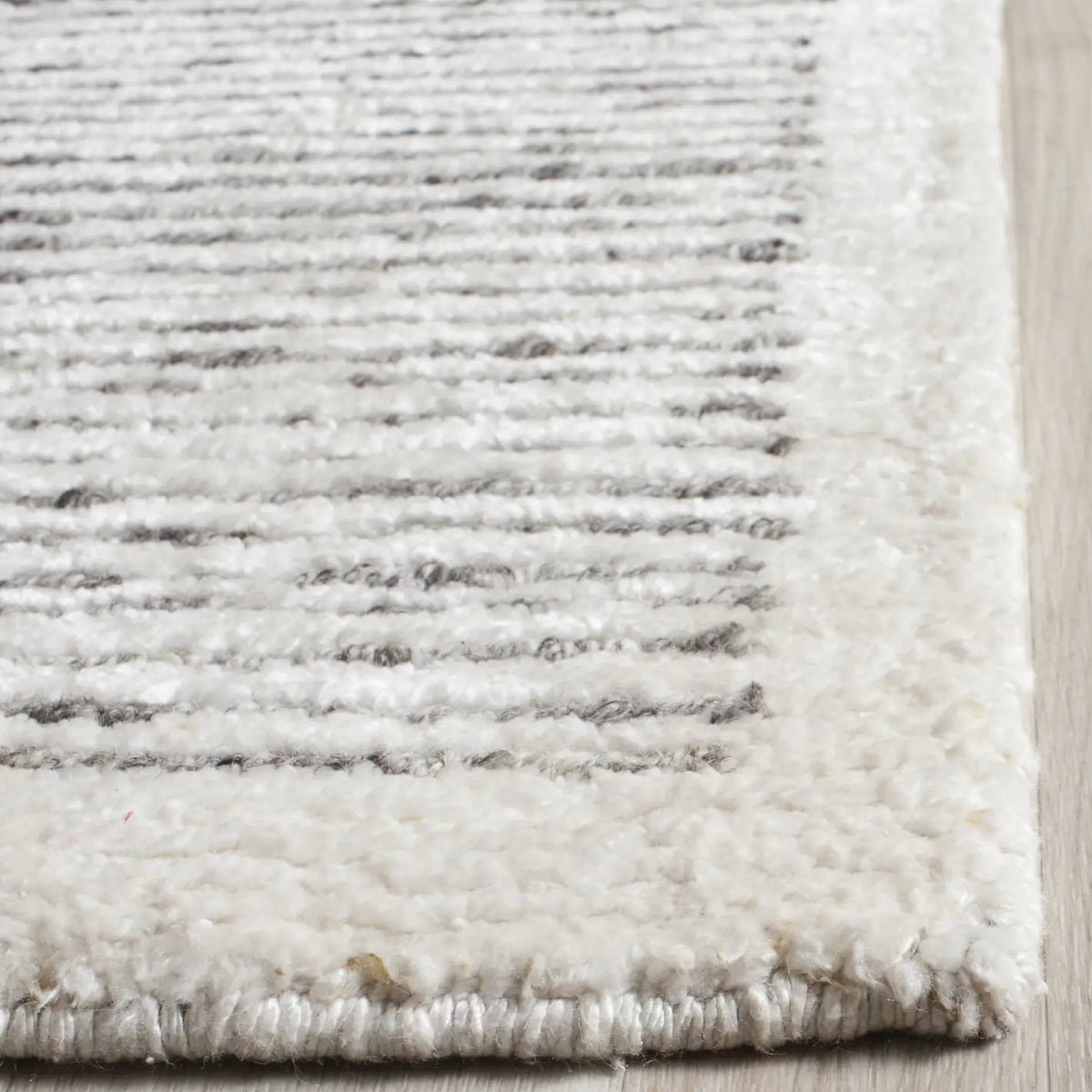 Safavieh Tibetan 8'-0" x 10'-0" Rug in Ivory