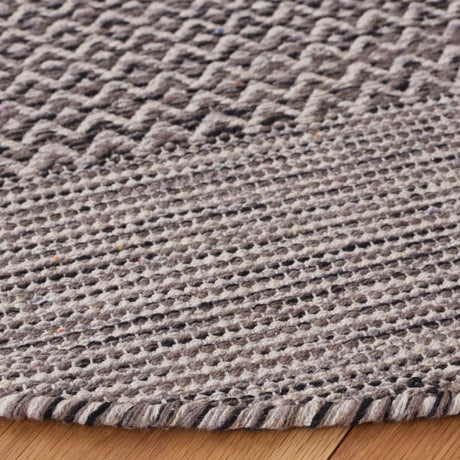 Safavieh Montauk 6'-0" x 6'-0" Rug in Ivory / Anthracite