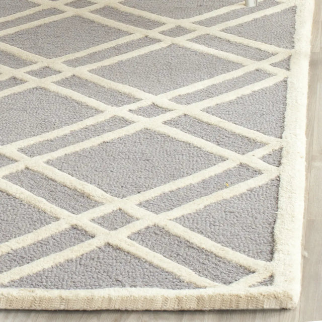 Safavieh Cambridge 4'-0" x 6'-0" Rug in Silver / Ivory