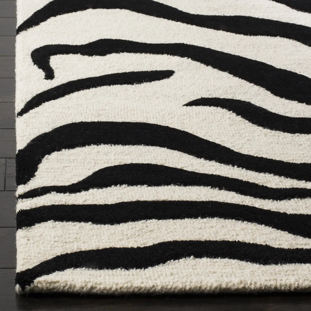 Safavieh Cambridge 5'-0" x 8'-0" Rug in Ivory / Black