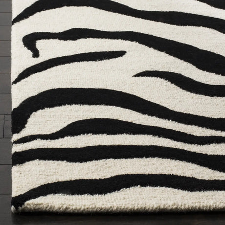Safavieh Cambridge 5'-0" x 8'-0" Rug in Ivory / Black
