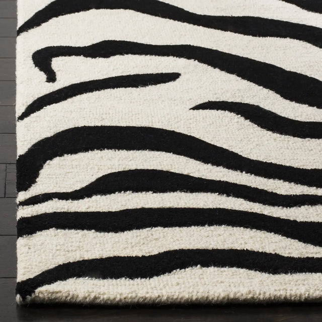 Safavieh Cambridge 5'-0" x 8'-0" Rug in Ivory / Black
