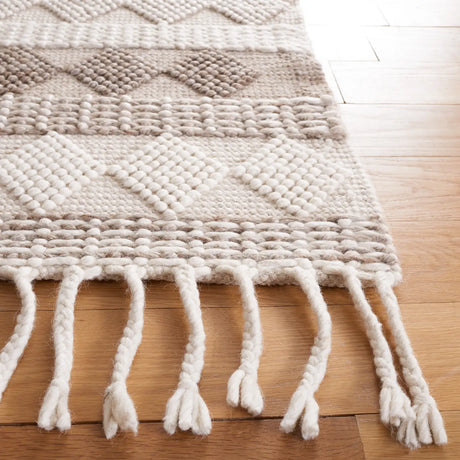 Safavieh Natura 4'-0" x 6'-0" Rug in Ivory / Grey