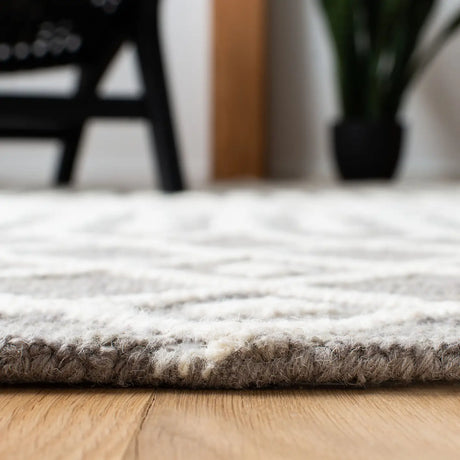 Safavieh Blossom 5'-0" x 8'-0" Rug in Grey / Ivory