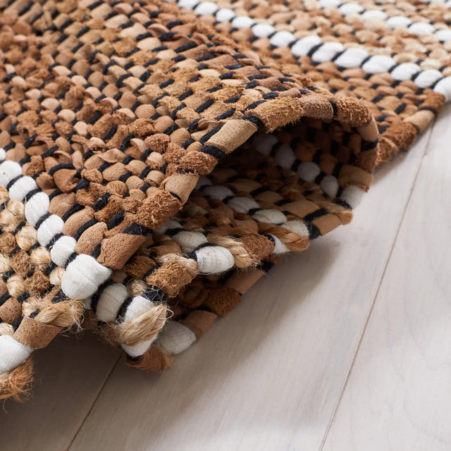 Safavieh Vintage Leather 4'-0" x 6'-0" Rug in Brown / Natural