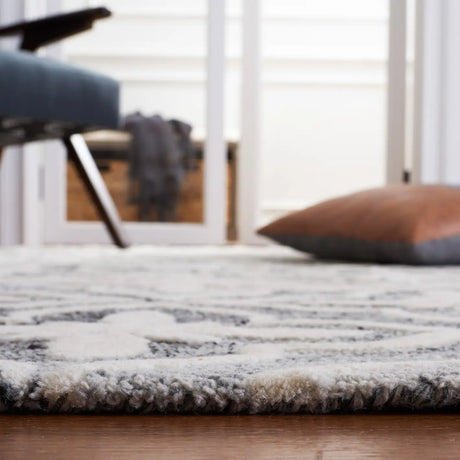 Safavieh Metro 4'-0" x 6'-0" Rug in Black / Ivory