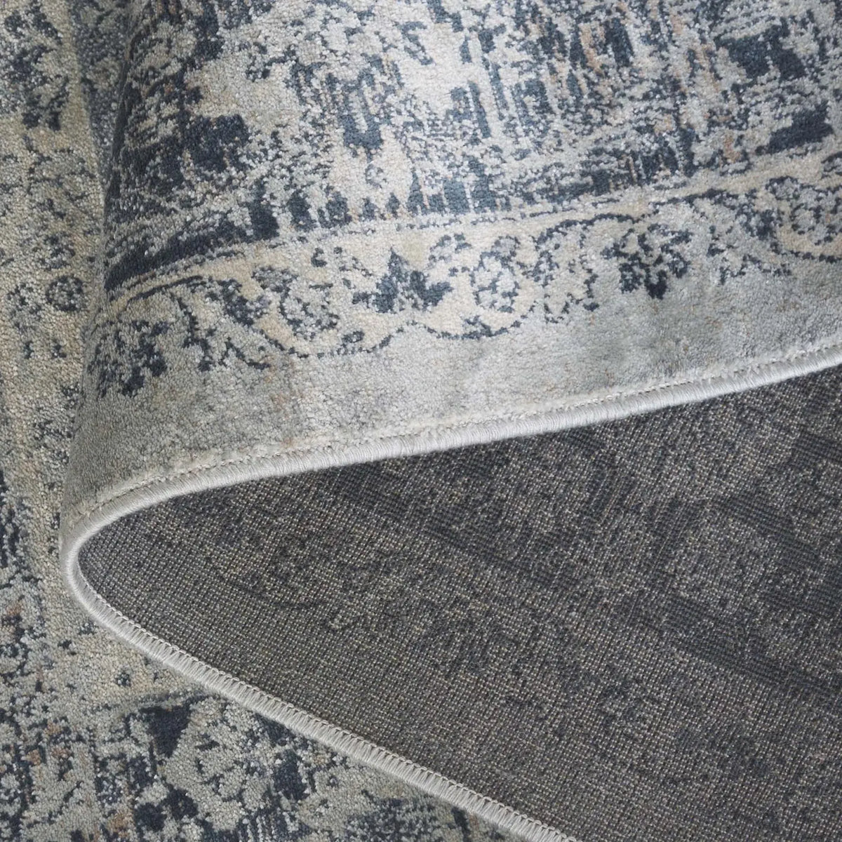 Safavieh Vintage 4'-0" x 5'-7" Rug in Light Blue