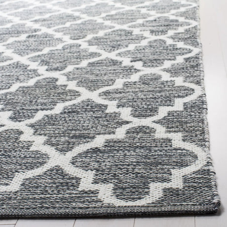 Safavieh Montauk 5'-0" x 8'-0" Rug in Charcoal / Ivory