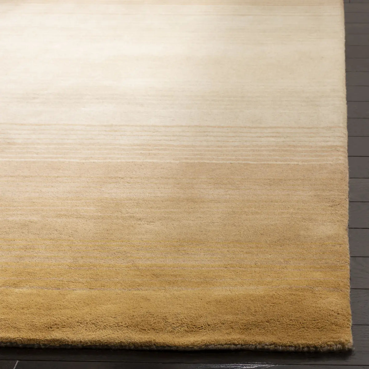 Safavieh Martha Stewart 4'-0" x 6'-0" Rug in Gold / Multi