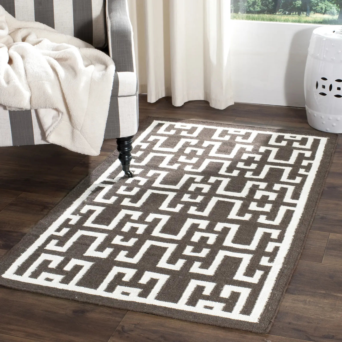 Safavieh Dhurries 3'-0" x 5'-0" Rug in Chocolate / Ivory
