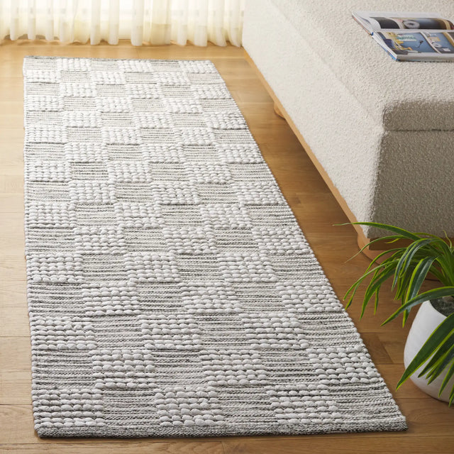 Safavieh Montauk 2'-3" x 8'-0" Rug in Green / Ivory